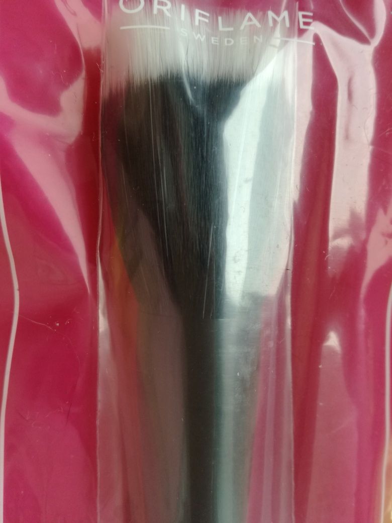 Pędzel wielofunkcyjny do makijażu Oriflame.