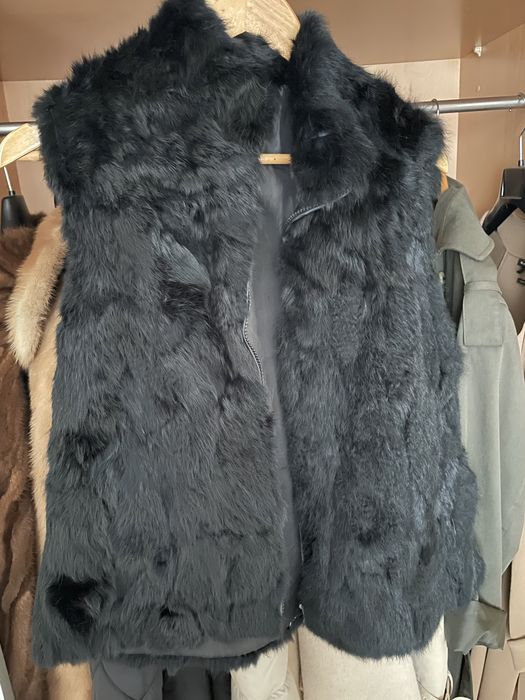 Colete pelo coelho em preto.