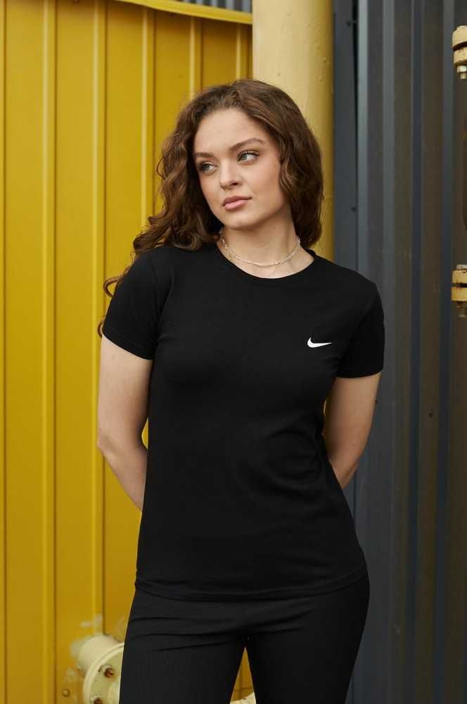 Футболка жіноча Nike чорна
