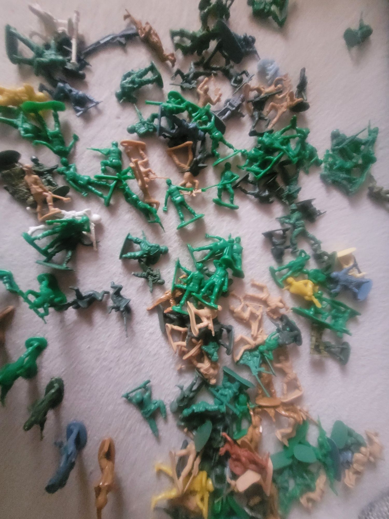 Żołnierzyki plastikowe ok.130 szt