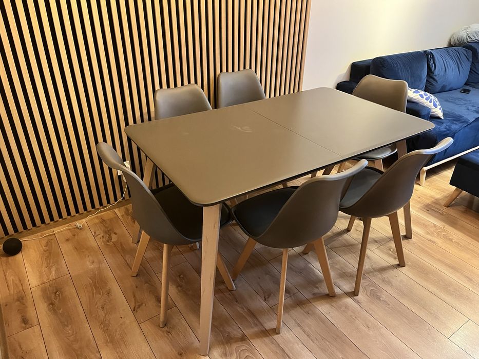 Szary stół i krzesła do salonu Agata Meble