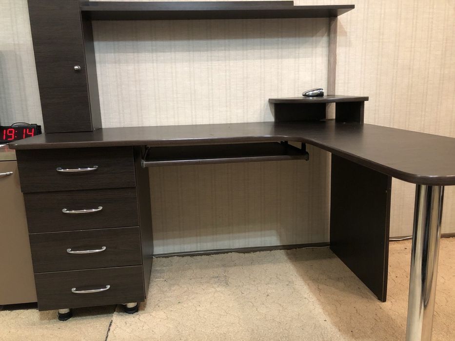 Комп’ютерний стіл