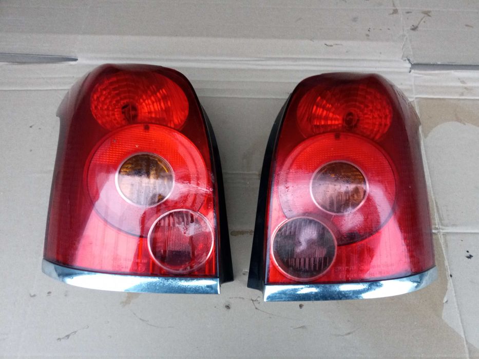TOYOTA avensis t25 03-06 LAMPA prawa lewa tył komplet kombi