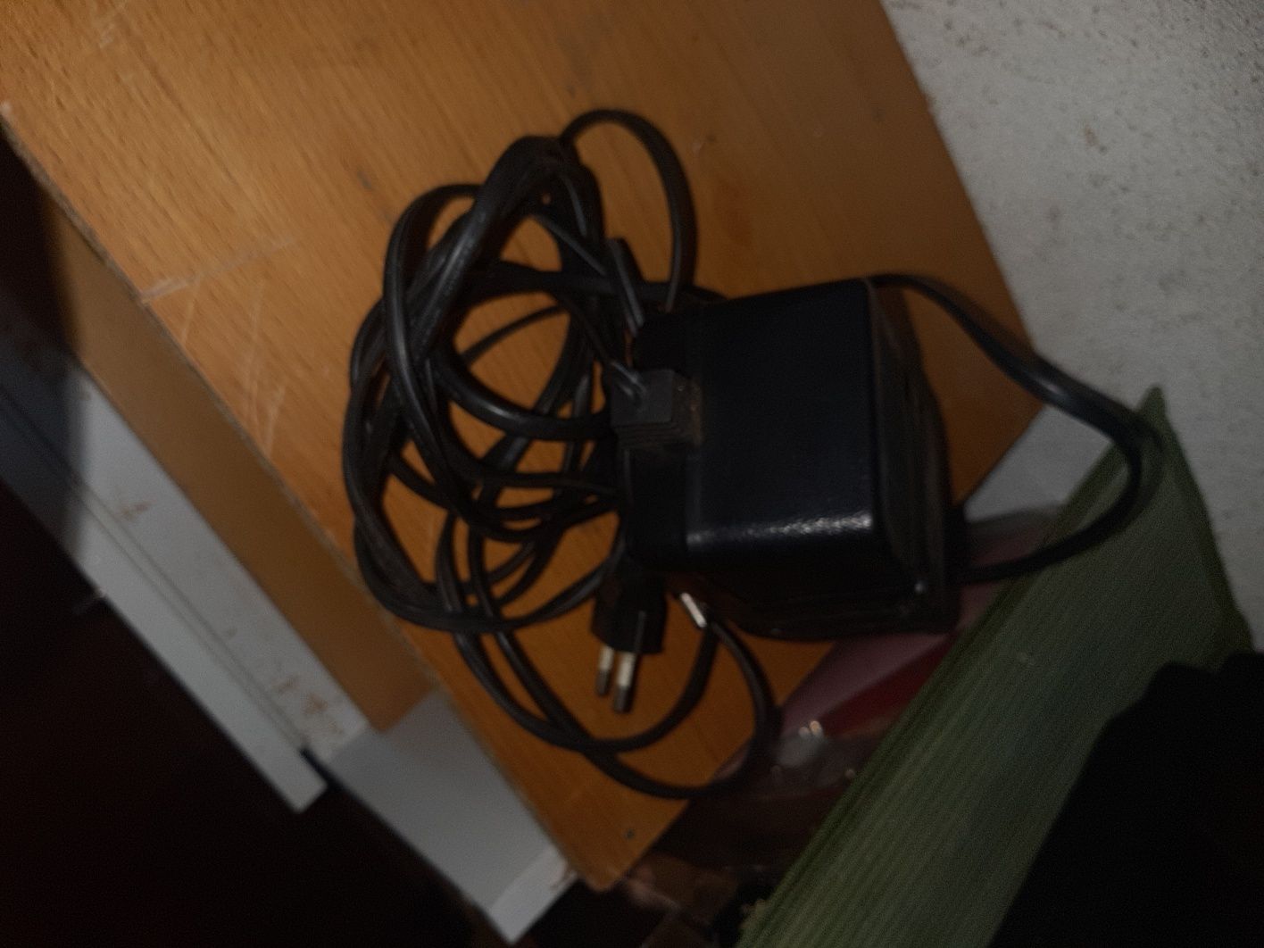 Tv portatil com antena e carregador 22ow