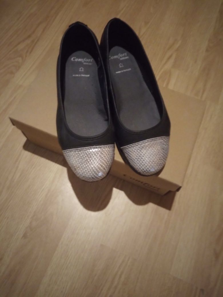 Sapato preto e prata da confort