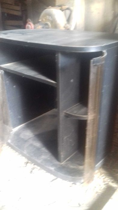 Czarny stolik pod TV stereo