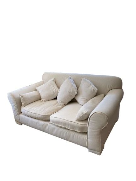 Sofa 2/3 lugares , vor creme/ branco,em bom estado.Almofadas incluidas