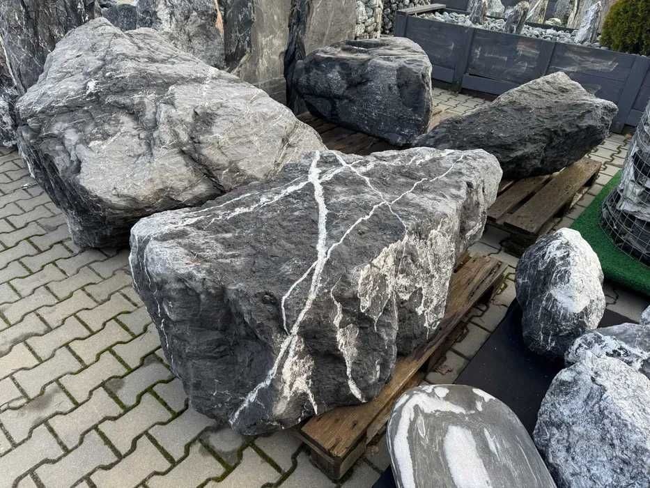 Ozdobne bryły Nero Venato – elegancka dekoracja do ogrodu/patio