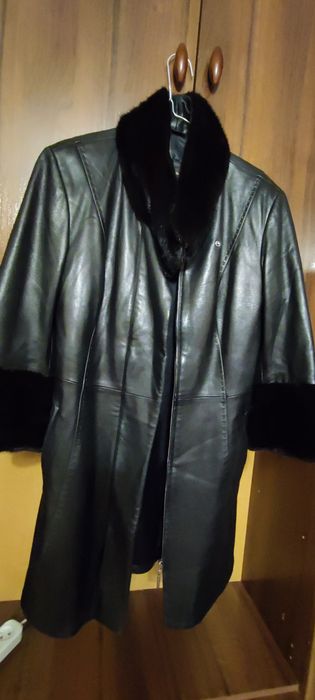 Демісезонне  шкіряне  напівпальто жіноче з коміром-стійкою (чорне, роз