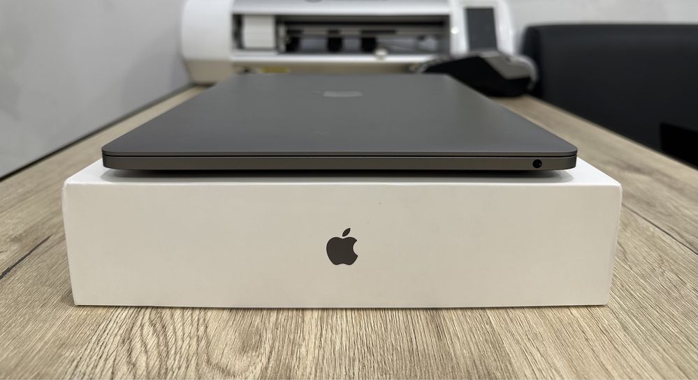 Apple MacBook Pro 13" 2022р M2 8/256gb Silver Space ЯК НОВИЙ 1050$