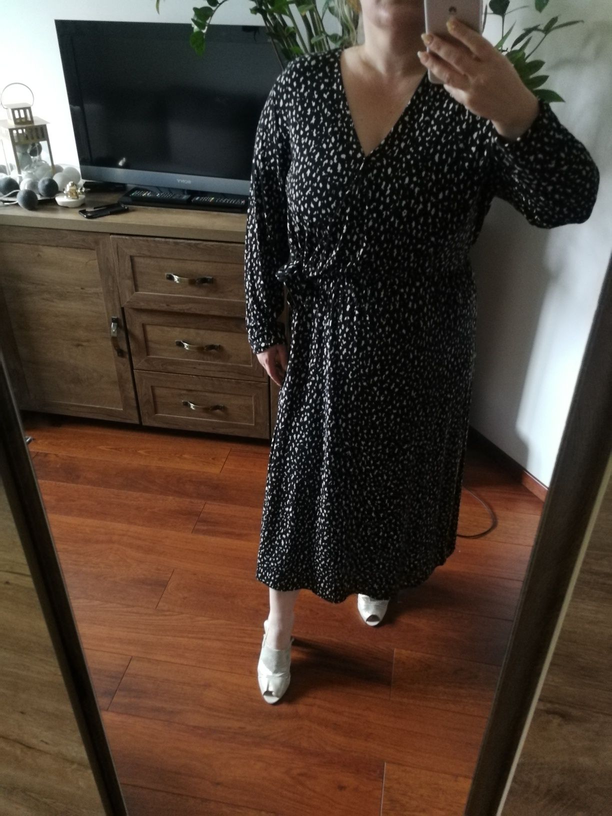 Czarna sukienka w centki w rozmiarze Plus Size wiosna 2025 święta