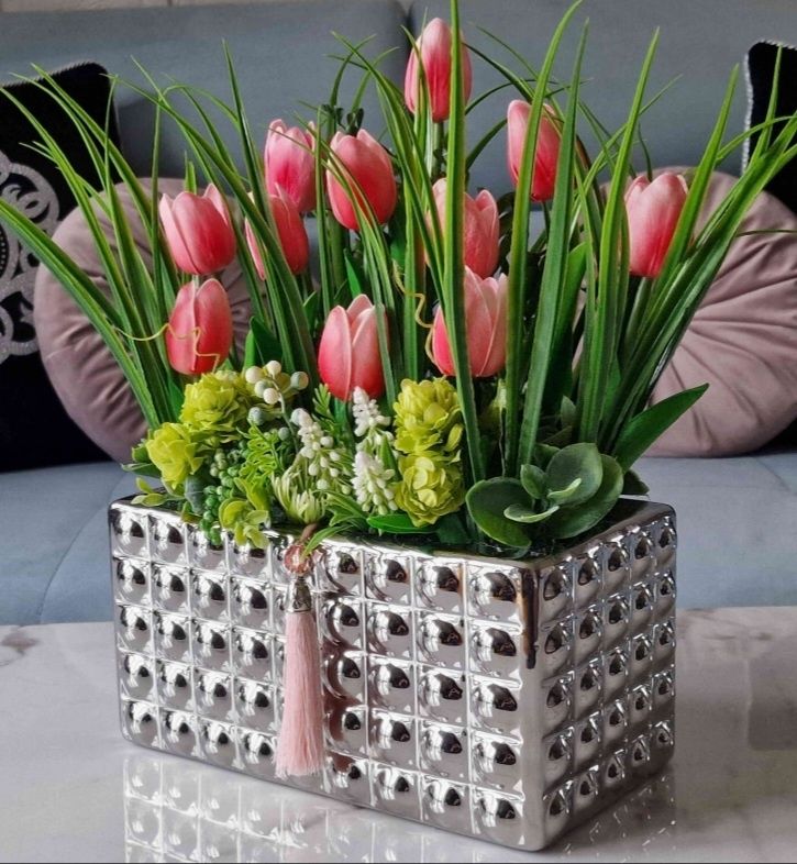 Różowe tulipany w srebrnej doniczce