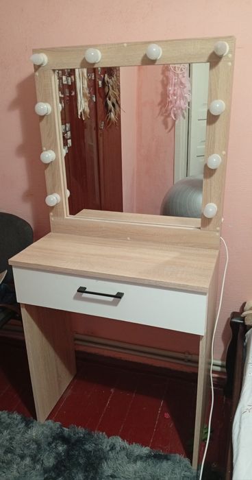 Стіл. Макіяжний столик. Жіночий, туалетний столик. З лампочками