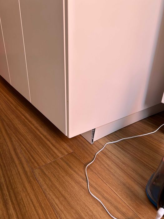 armário de cozinha resistente com tampo em madeira verdadeira