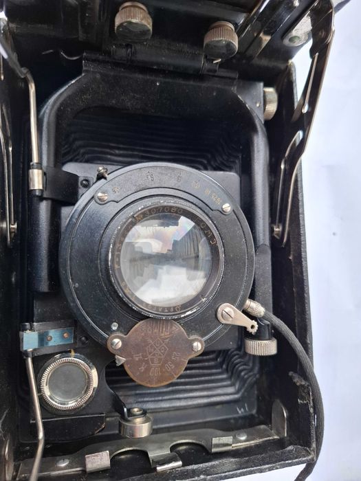 Фотоаппарат старый с касетами.