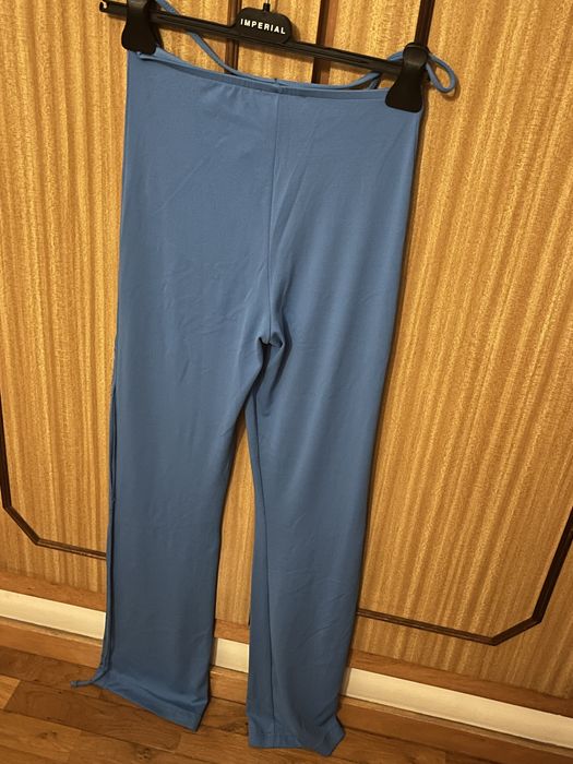 Calças á boca de sino com elásticos para apertar na barriga,Bershka,M