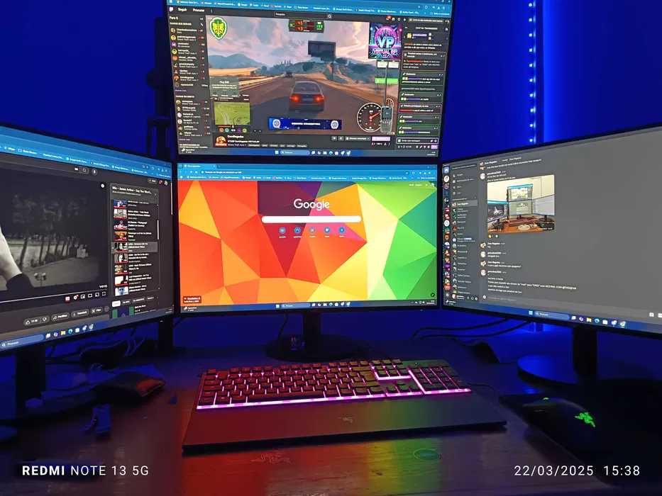 computador fixo com 3 monitores