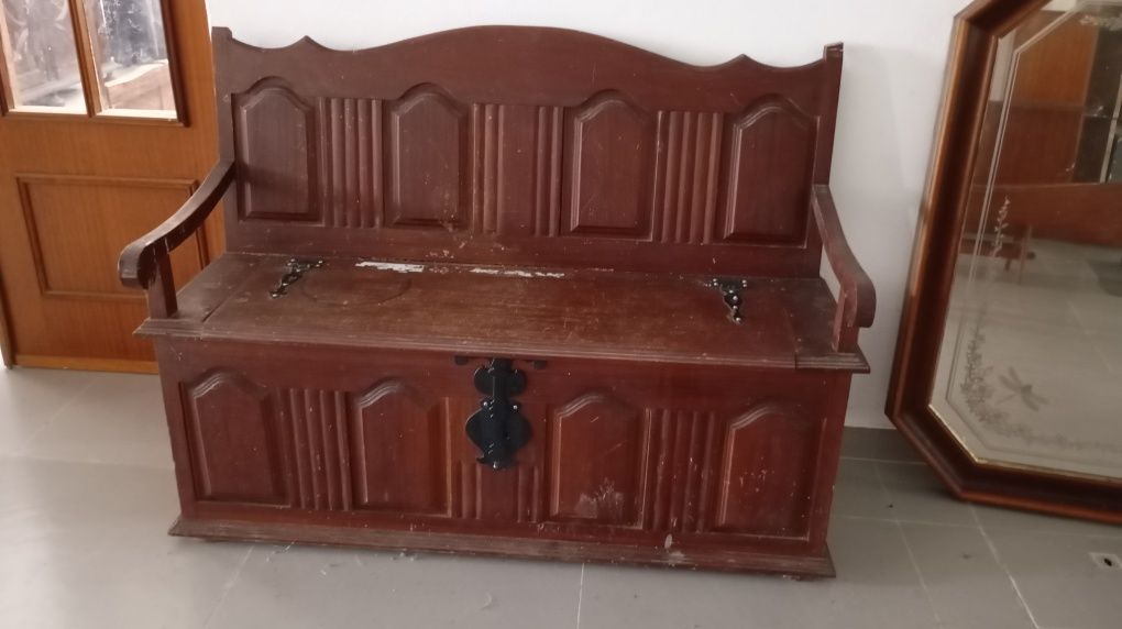 Banco com baú em bom estado