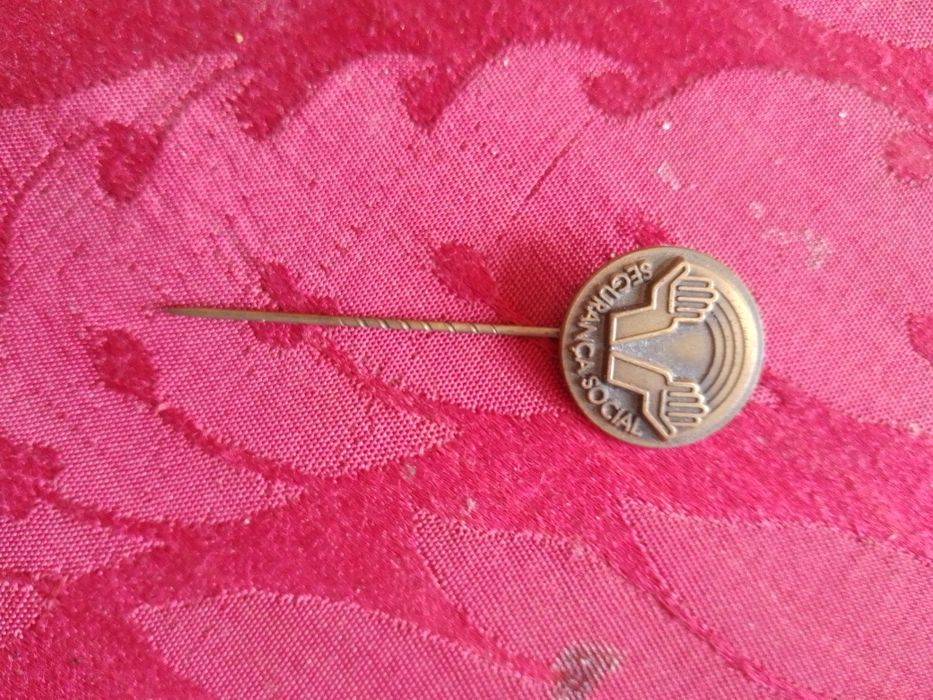 Um Reporter Inconveniente-Aurelio Cunha1e8E-Alfinete antigo8E Desde2E