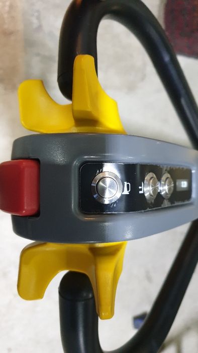 Porta-paletes eléctrico capac. 1500 kg bateria 24V 20Ah. AP28