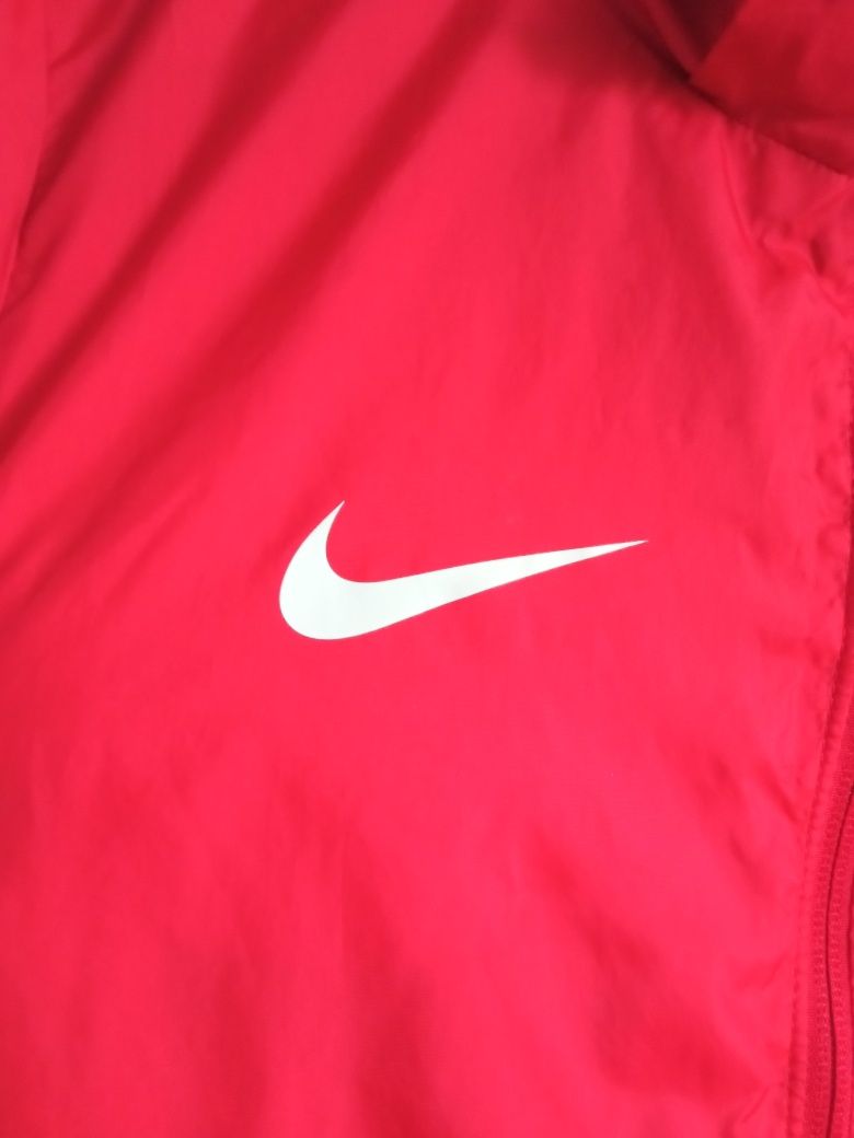 Wiosenna kurtka Nike 152 czerwona sportowa oryginalna wiatrówka bluza