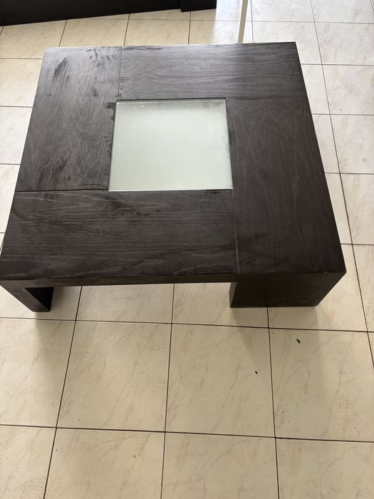 Mesa de cento em bom estado