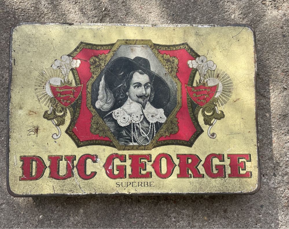 Stare kolekcjonerskie metalowe pudełko Duc George