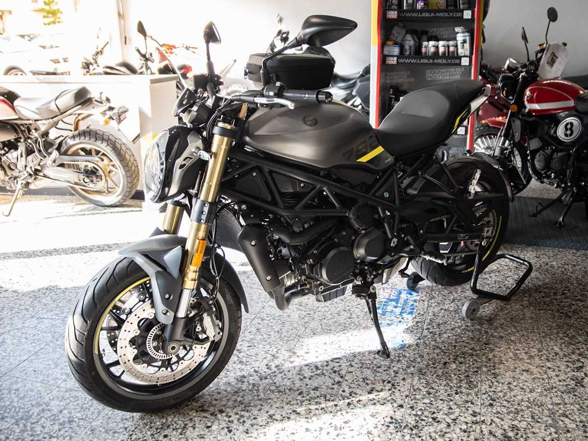 Benelli 752S em estado novo Ano 2024 com 3351 Kms e Extras