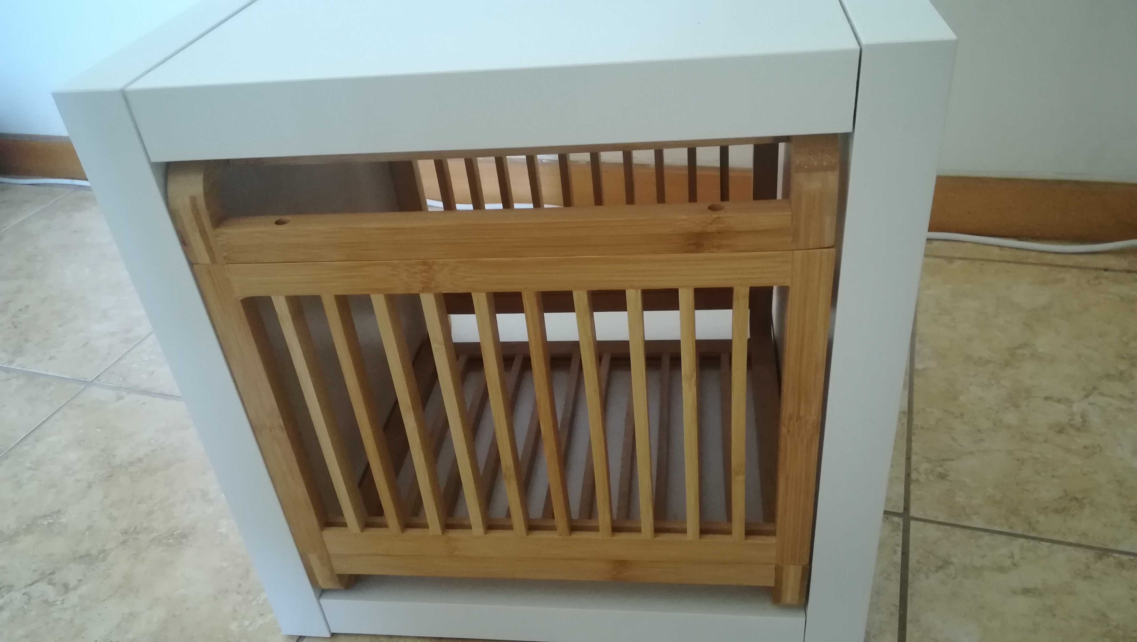 Mesa de apoio constituída por dois elementos branco /bamboo.