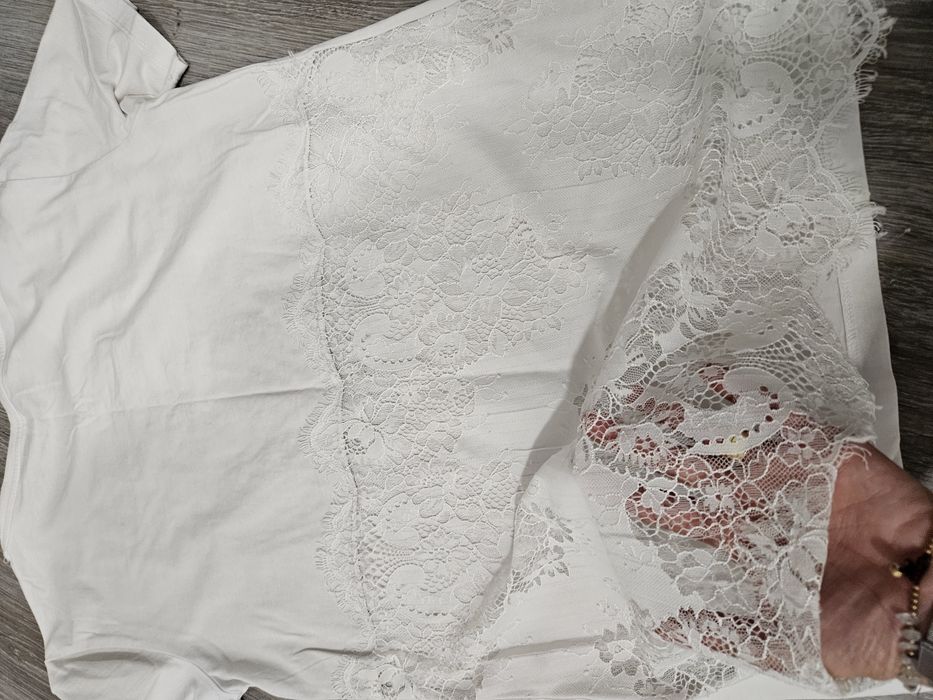 T-shirt com renda a traz