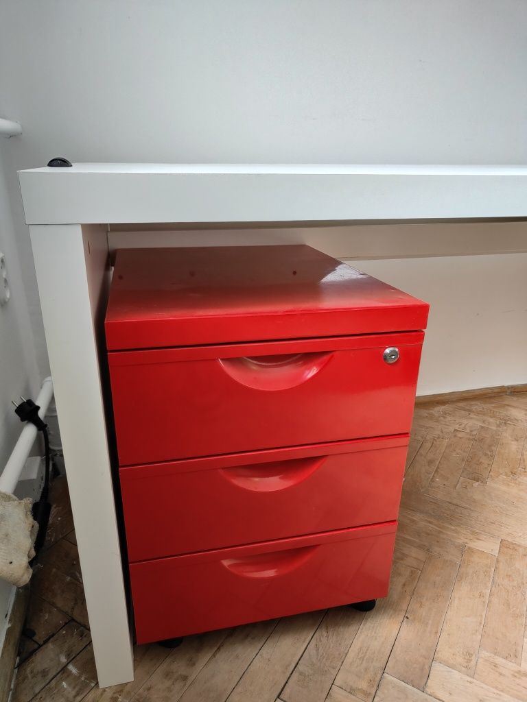 Sprzedam Biurko Ikea Malm z wysuwanym miejscem roboczym