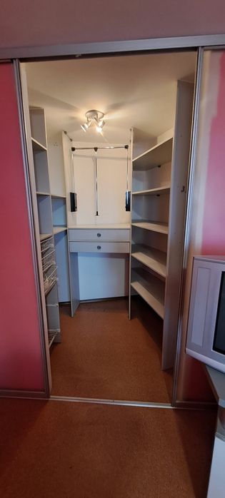 Продам вбудований шкаф-купе.