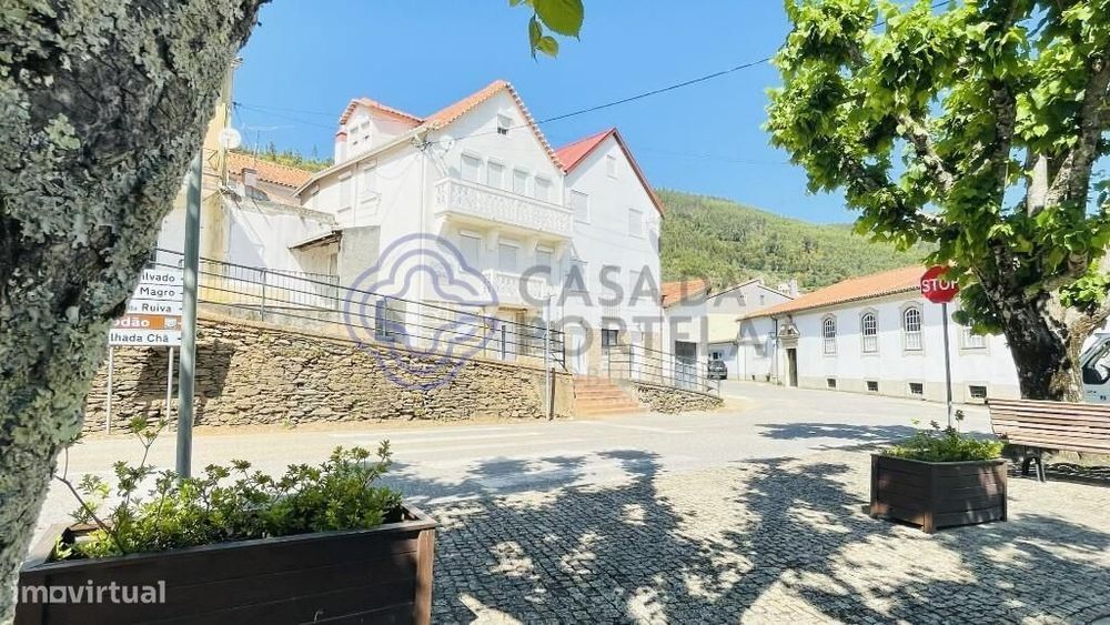 Moradia remodelada com vista para a Serra do Açor e junto à praia fluv