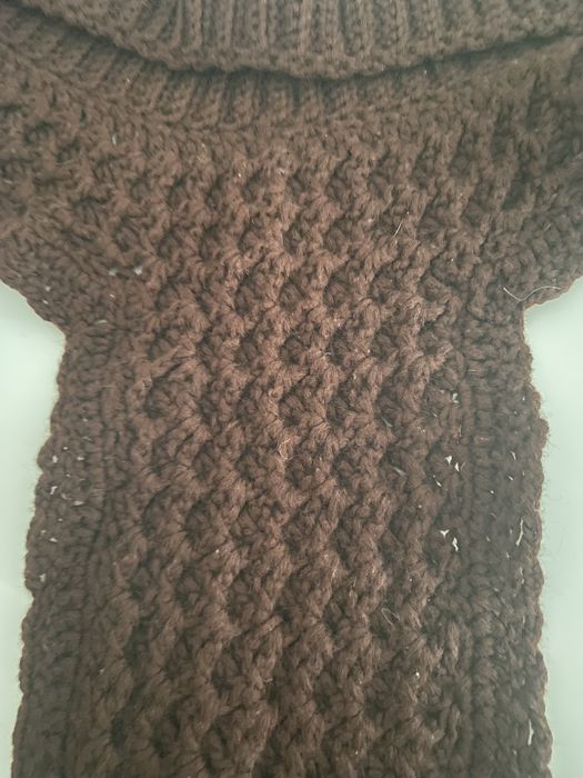 Манішко вʼязане коричньового кольору