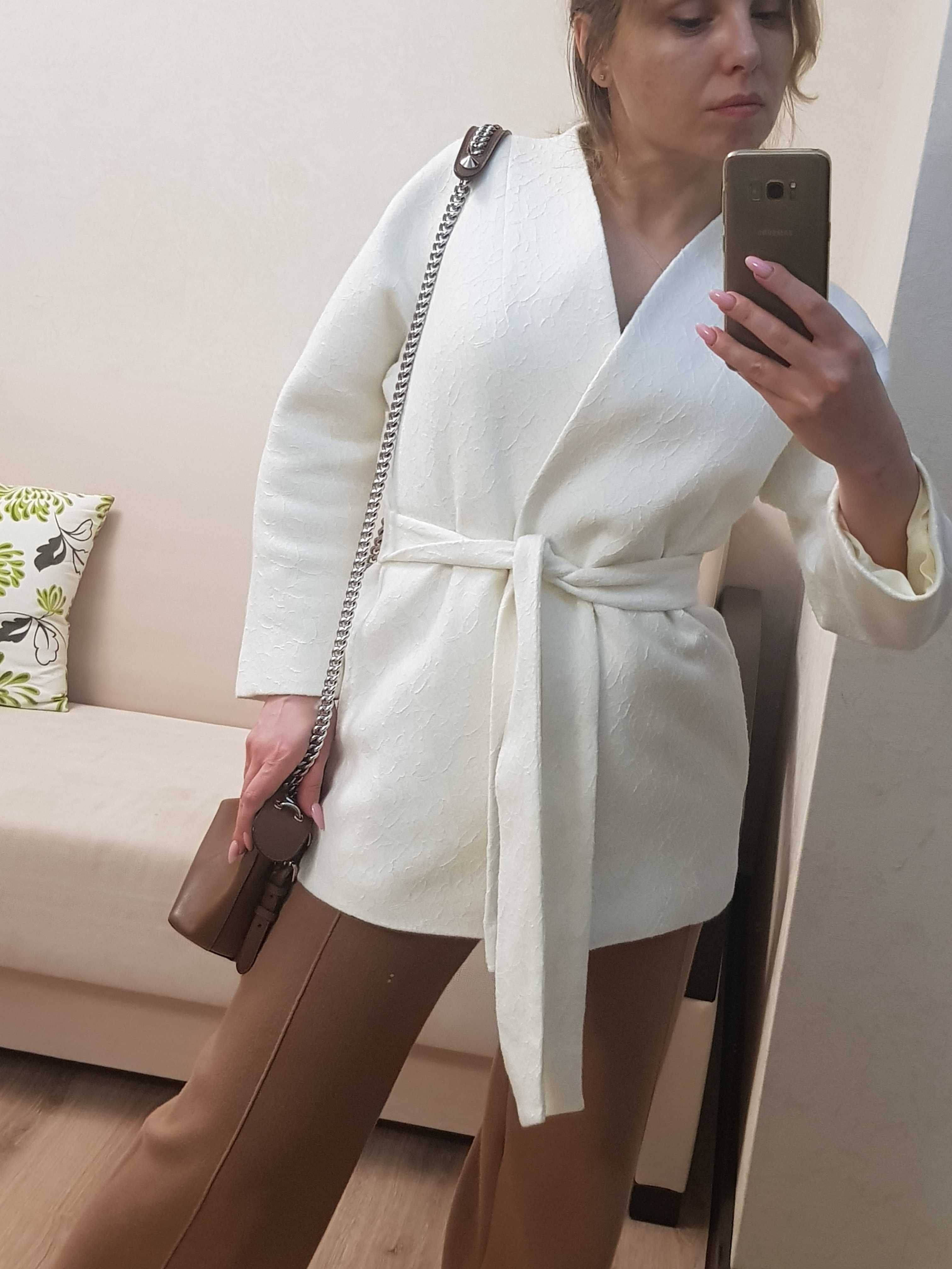 Оригінальний жіночий піджак-пальто, білий