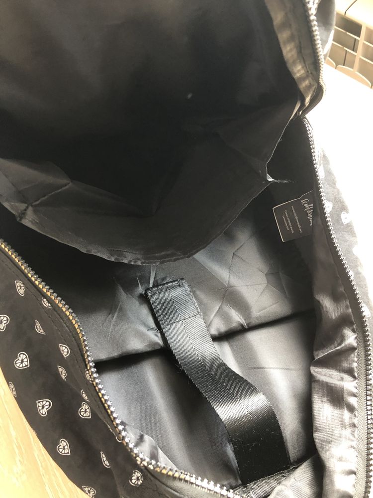 Plecak duży pakowny czarny na laptopa wzorzysty w serca seruszka