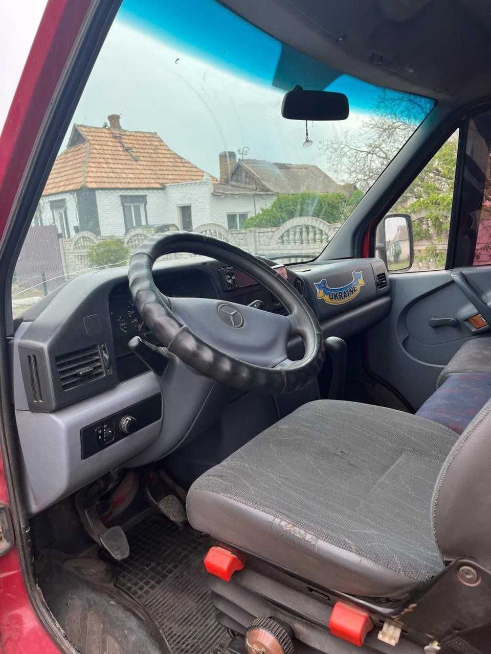 Машина Mercedes Benz