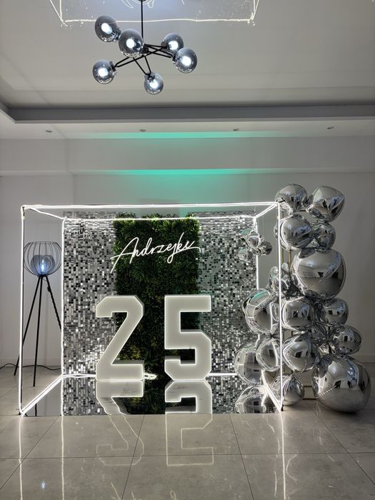 Neonbox Balloon Fotobox z balonami 18stka event urodziny cyfra ledon