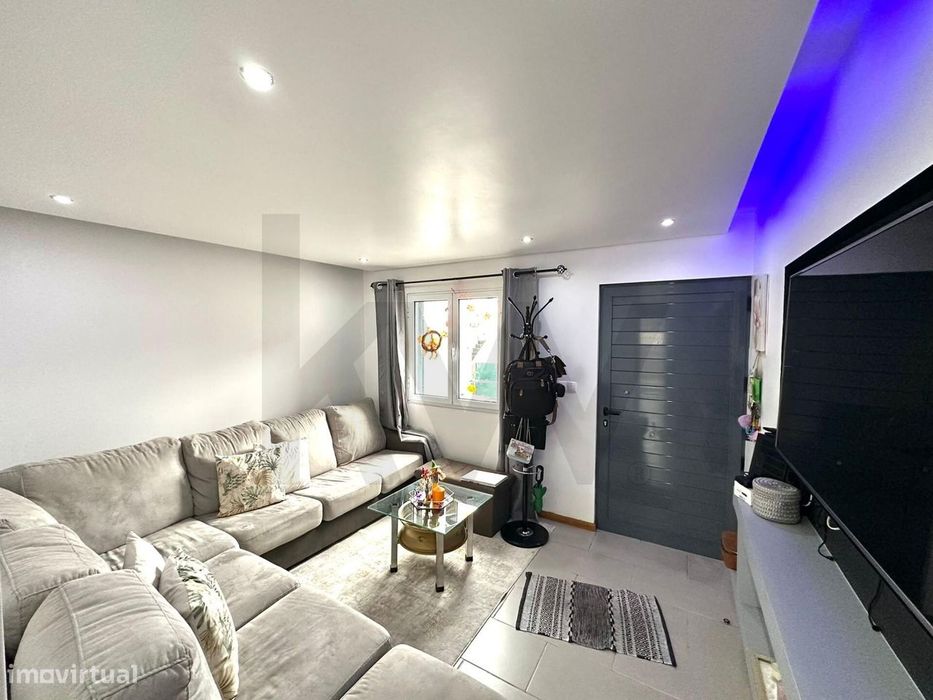 Moradia T2 nas Capelas, perto da zona balnear do poços e comercio.