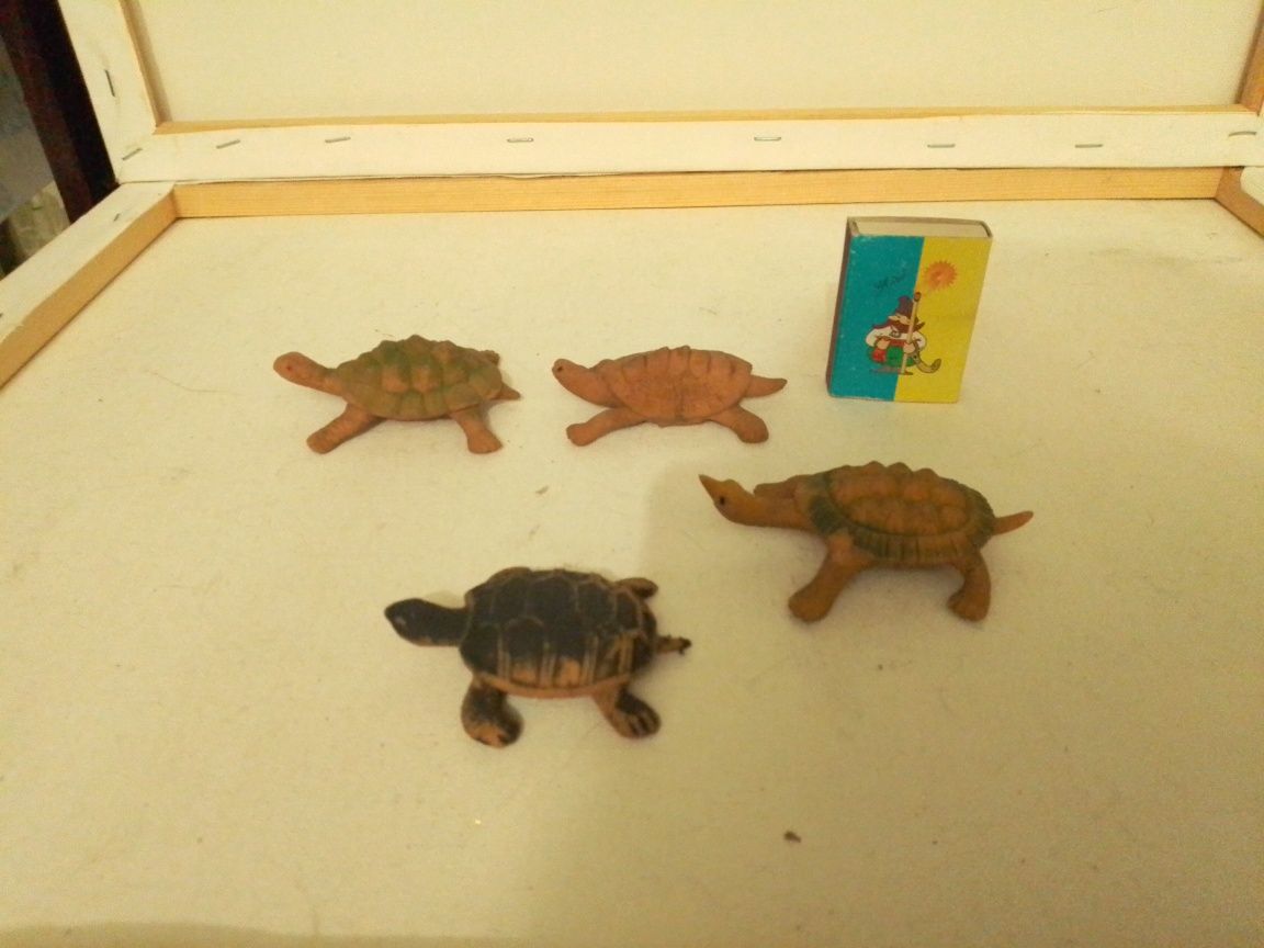 Дерев'яні іграшкові тварини+ резинові черепахи