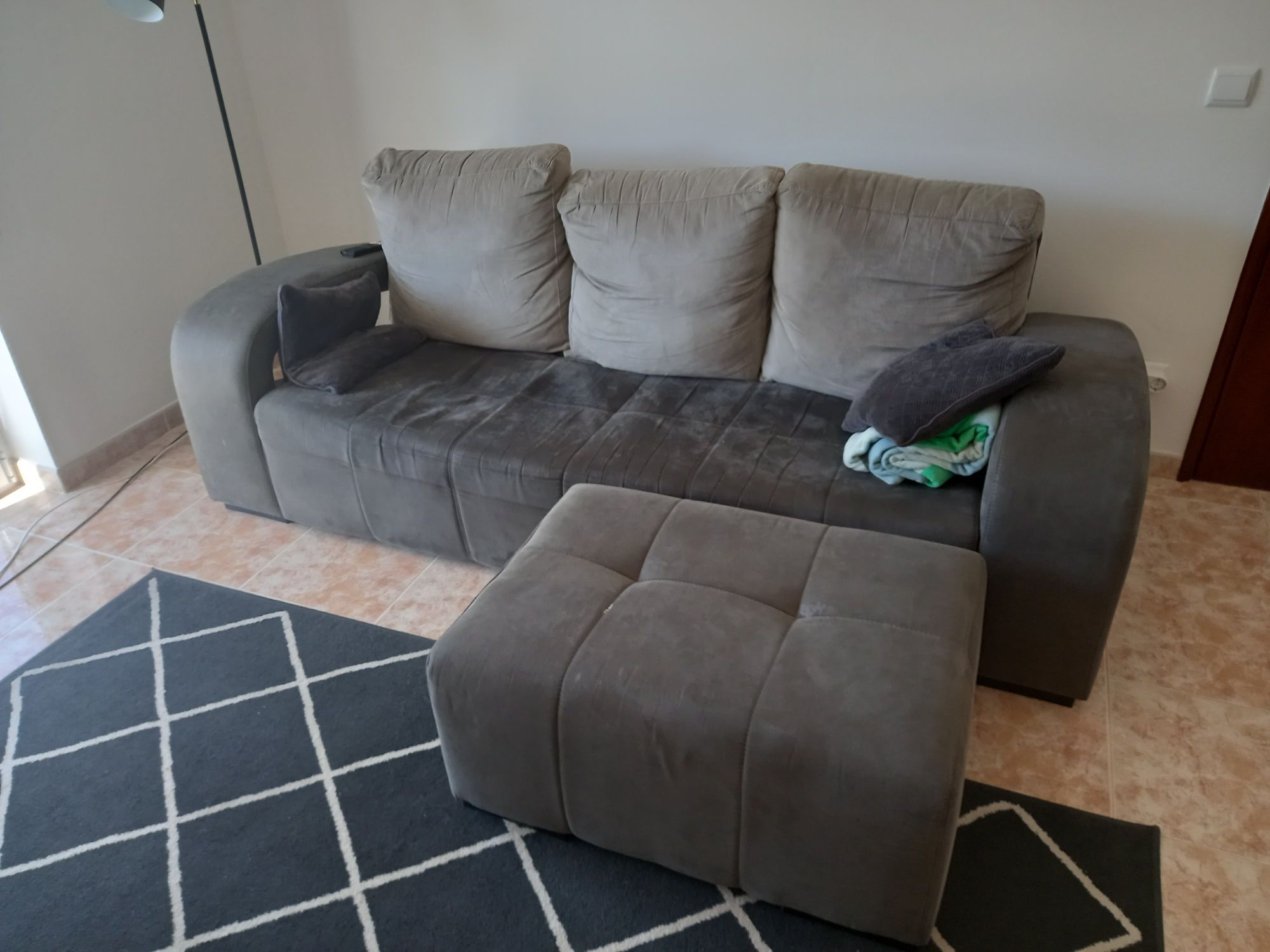 Vendo sofá chaise longue + Tapete