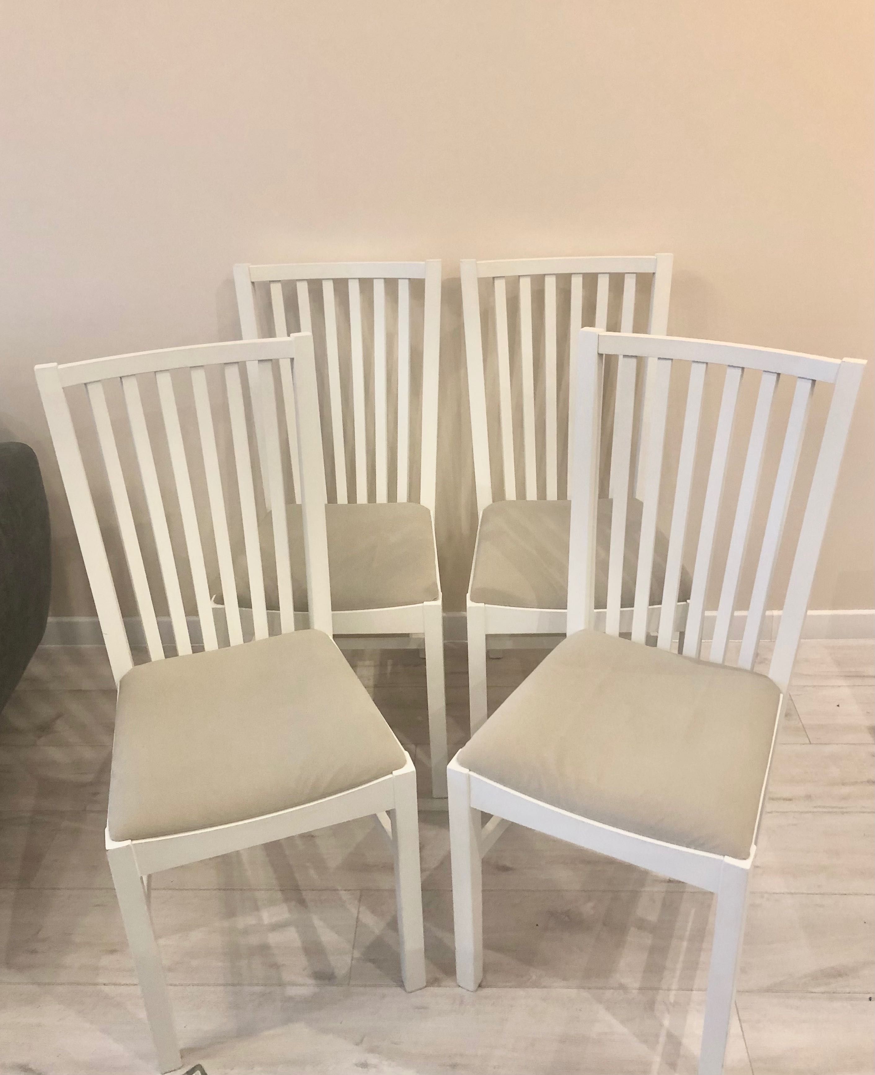 Białe krzesła IKEA