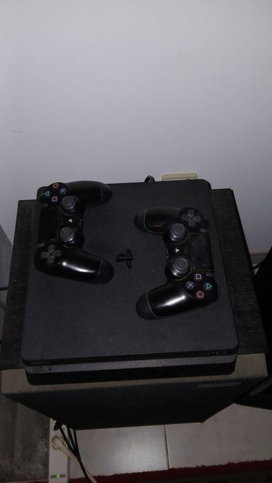 PS4 Slim 1TB + 2 Comandos + 2 Jogos