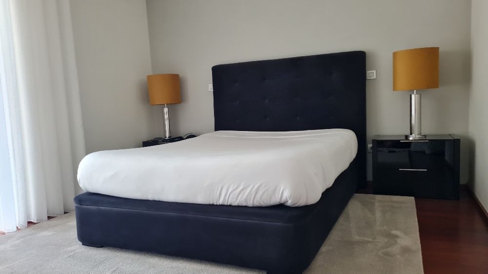 Cama com mesas de cabeceira-em ótimo estado