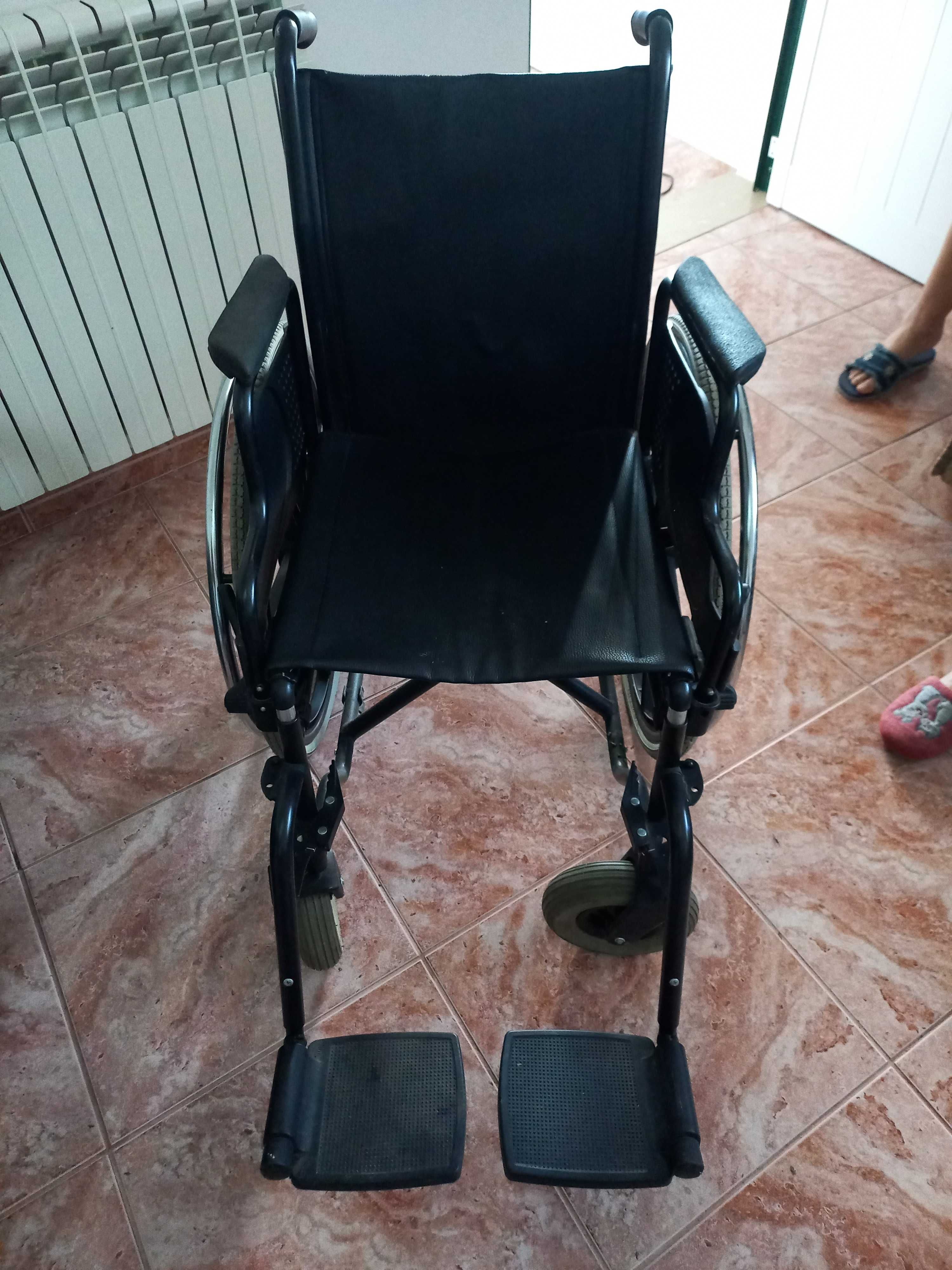 cadeira mais andarilho e cadeira sanitaria