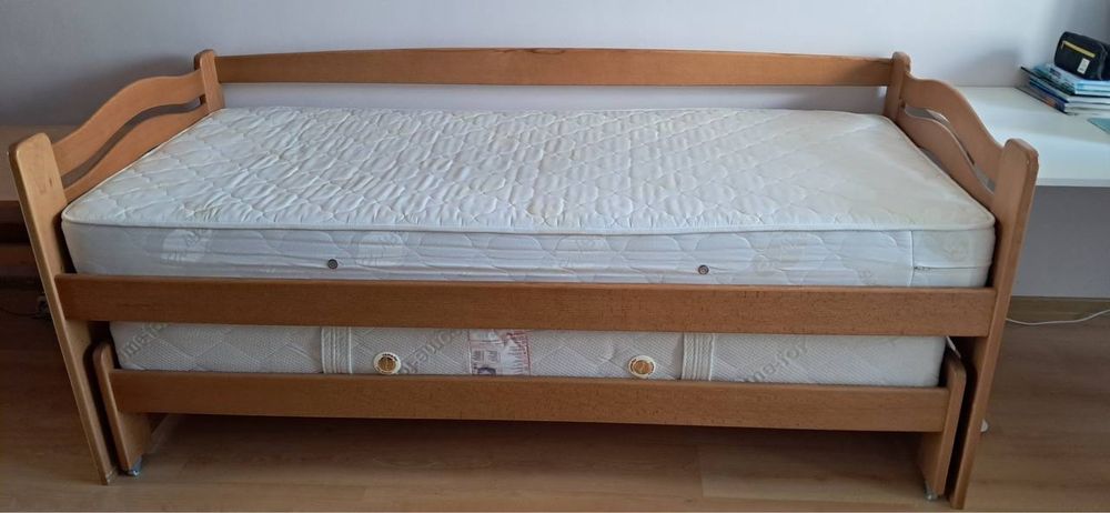 Два полуторні ліжка з матрасами