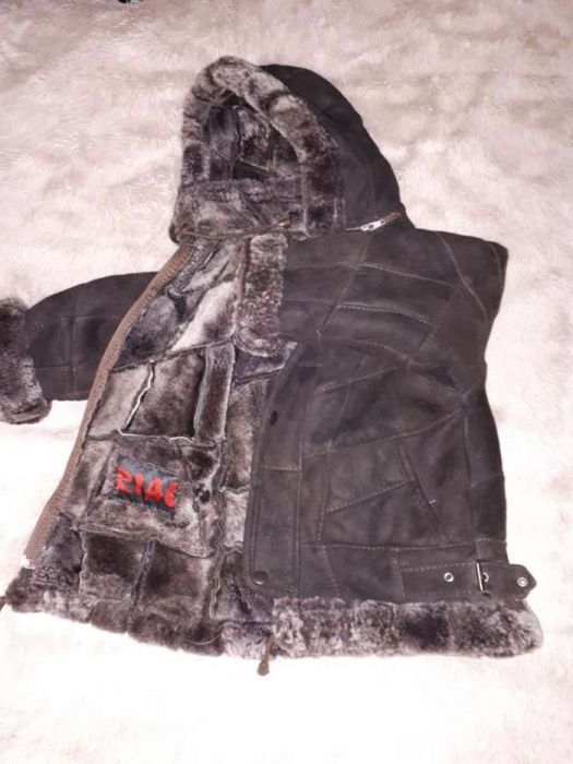 Дубленка натуральная на мальчика,в подарок шапка.