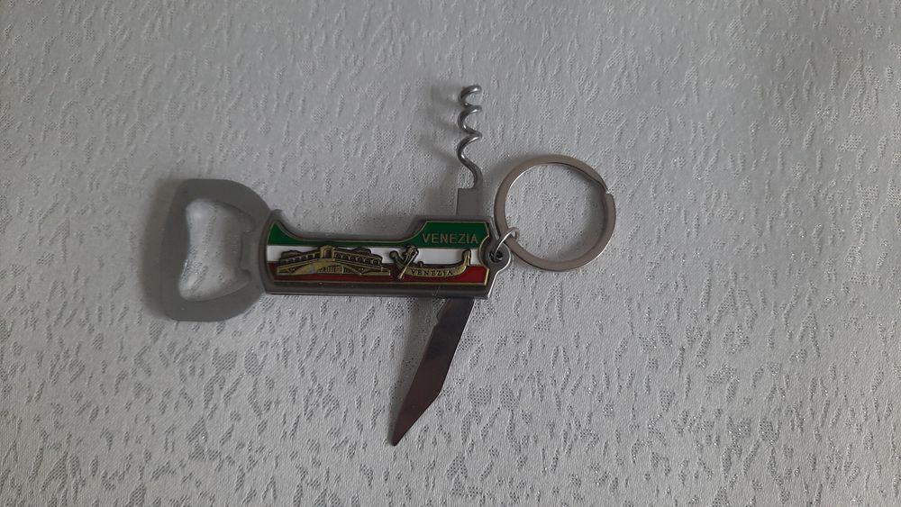 Breloczek do kluczy 5w1 otwieracz kapsli wina magnez nozyk jak Nowy
