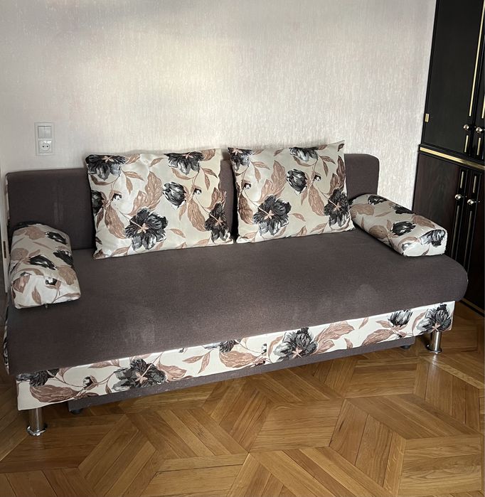 Срочно! Раскладной диван (книжка) 2 мест., в отл.сост. С подушками.