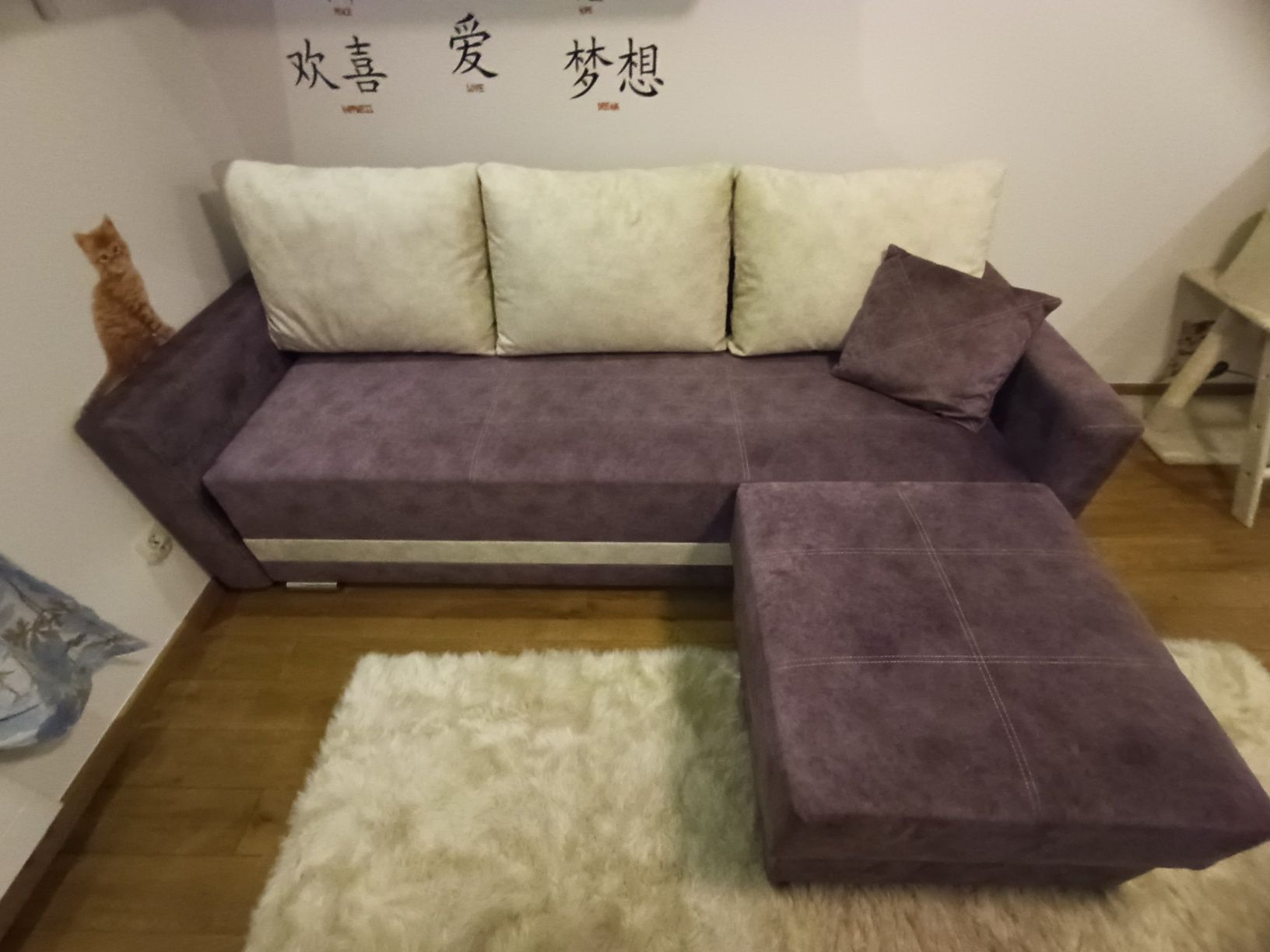 Jasno fioletowa sofa